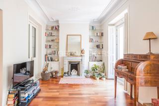 Apartamento en Universidad-Malasaña. Encantador piso histórico con 2 balcones en universidad