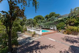 Casa en Pino Alto-Navarredonda. Encantadora casa en la sierra con club social y piscina