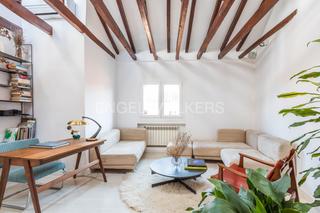 Alquiler Apartamento en Universidad-Malasaña. Encantador dúplex con terraza privada en el corazón del casco an