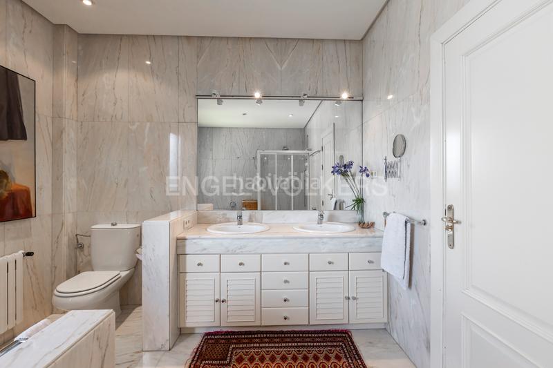 Foto 5ed7454e-ddb6-4e58-be29-a5c7c23d19e6. Casa amb calefacció aparcament piscina a Bonanza Boadilla del Monte