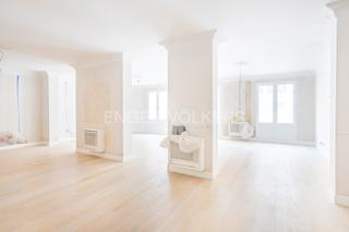 Apartament a Palacio. Propiedad en barrio de los austrias con 3 balcones al teatro rea