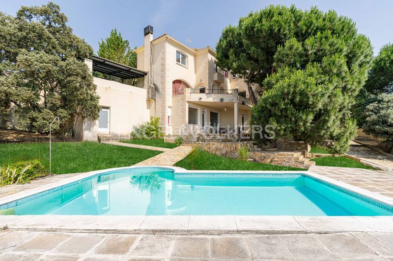 Foto 26044bd8-8f7e-42dd-a0c6-1f938de7755d. Casa amb calefacció aparcament piscina a Pino Alto-Navarredonda Valdemorillo