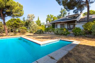 Casa a Somosaguas. Chalet independiente con gran parcela y lindando con la casa de