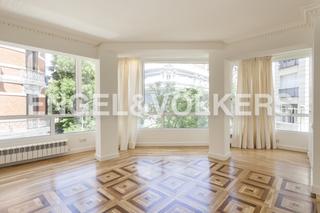 Lloguer Apartament a Almagro. Estupendo piso en esquina con ventanales a una tranquila calle a