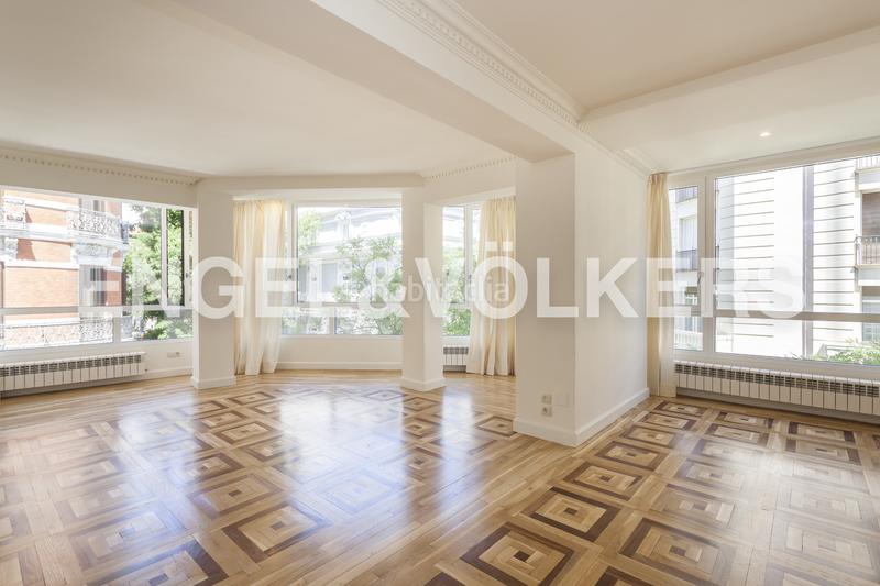 Foto 05591ac1-c10e-454b-bc0f-cf41afa5d210. Alquiler apartamento estupendo piso en esquina con ventanales a una tranquila calle arbolada en Almagro en Madrid