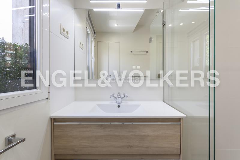 Foto 09a4ff2b-a853-4d92-bc1d-c79075341920. Alquiler apartamento estupendo piso en esquina con ventanales a una tranquila calle arbolada en Almagro en Madrid