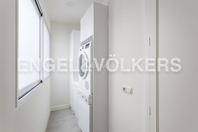 Foto 2df91dc1-68a3-48a9-a84b-930377f538c5. Alquiler apartamento estupendo piso en esquina con ventanales a una tranquila calle arbolada en Almagro en Madrid