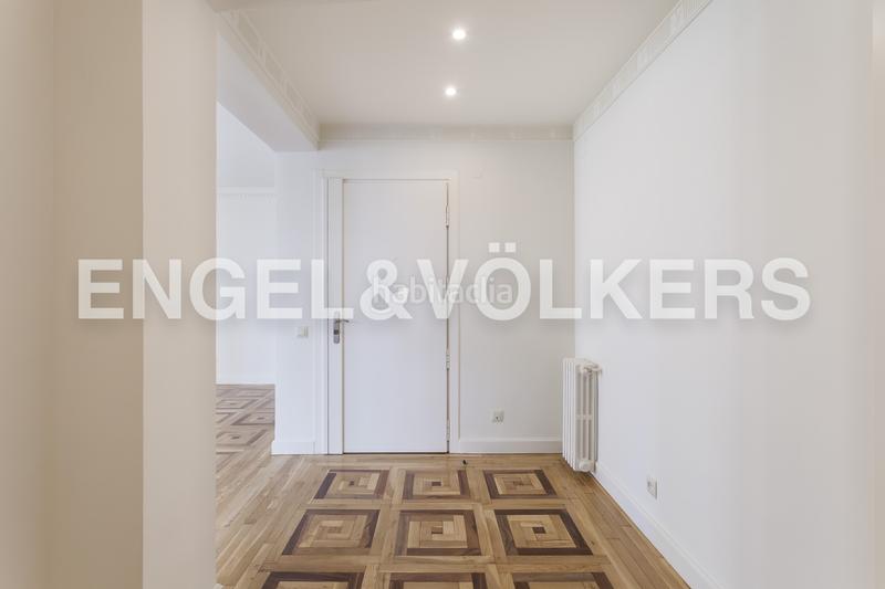 Foto 32d98a3b-a88f-4357-ac27-f25c9862e22f. Alquiler apartamento estupendo piso en esquina con ventanales a una tranquila calle arbolada en Almagro en Madrid