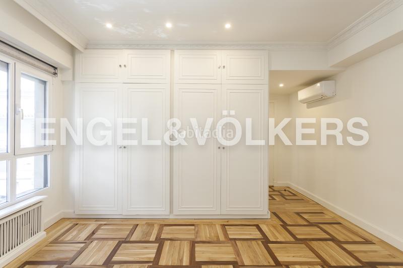 Foto 4551ccc9-22b7-41d7-a306-f74541efd4e3. Alquiler apartamento estupendo piso en esquina con ventanales a una tranquila calle arbolada en Almagro en Madrid