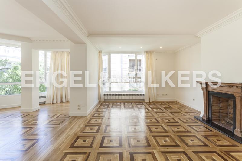 Foto 4dcbe76c-42b4-4bba-a822-f644f92cd646. Alquiler apartamento estupendo piso en esquina con ventanales a una tranquila calle arbolada en Almagro en Madrid