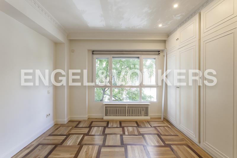 Foto d3151309-a236-4777-923f-62d4c60f2887. Alquiler apartamento estupendo piso en esquina con ventanales a una tranquila calle arbolada en Almagro en Madrid