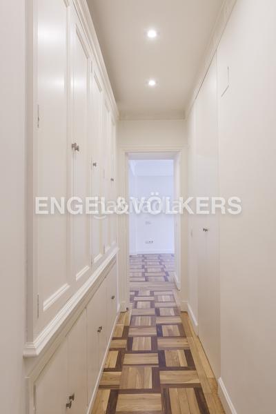 Foto d497612f-4f97-475f-a7f9-d5cacb8b12d1. Alquiler apartamento estupendo piso en esquina con ventanales a una tranquila calle arbolada en Almagro en Madrid