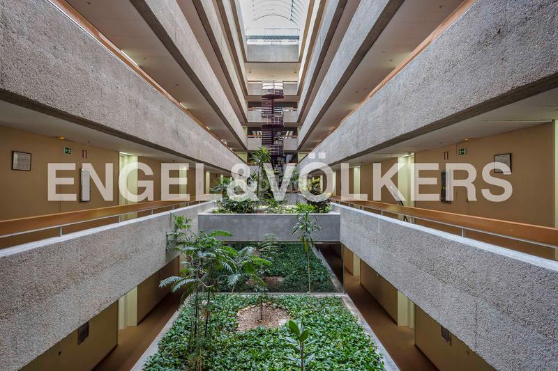 Foto 6a1d190d-80a3-4c50-8ed5-236609c92c6f. Alquiler apartamento  de corta estancia amueblado en eurobuilding 2, con piscina en Madrid