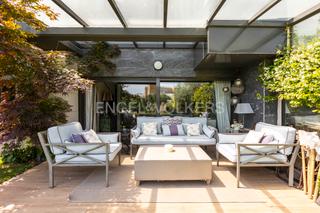 Appartement in Encinar de los Reyes. Elegante bajo con gran jardín en el encinar