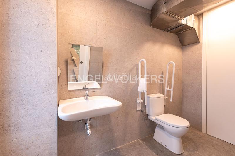 Foto 2f8d5840-b76c-4c80-b8e7-1bea947e2f4f. Apartament amb calefacció piscina a Argüelles Madrid