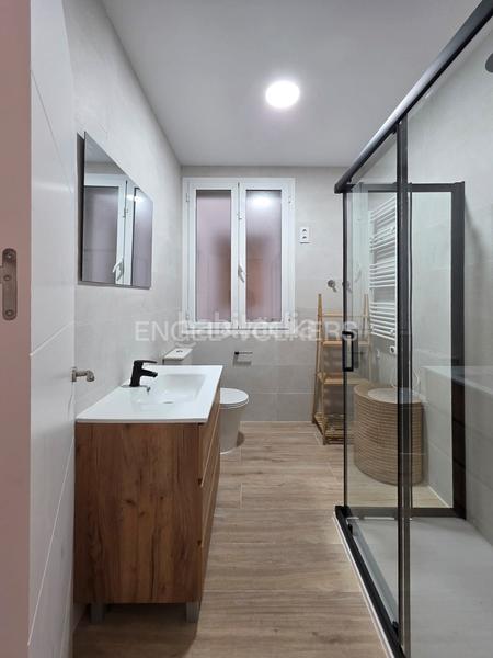 Foto f2390674-9b78-40fd-9ea6-c5443f484caa. Alquiler apartamento en alquiler amplio y luminoso piso de 4 dormitorios y 3 baños, ubicado a pocos metros del museo reina sofía en Madrid