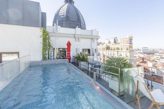 Pis a Universidad-Malasaña. Residencias con parking y piscina, la anomalía de gran vía