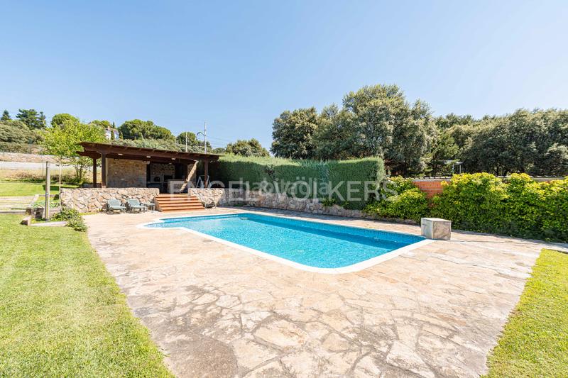 Foto b7d4df30-53b2-4820-8899-5b3a553de376. Casa con riscaldamento parcheggio piscina in Navalquejigo-Los Arroyos Escorial (El)