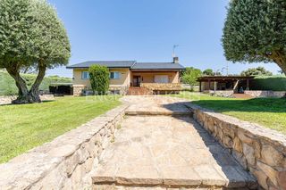 Maison à Navalquejigo-Los Arroyos. Exclusivo chalet independiente.