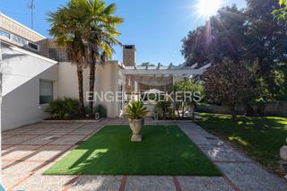 Casa en Santo Domingo. Chalet con diseño espectacular en urbanización santo domingo