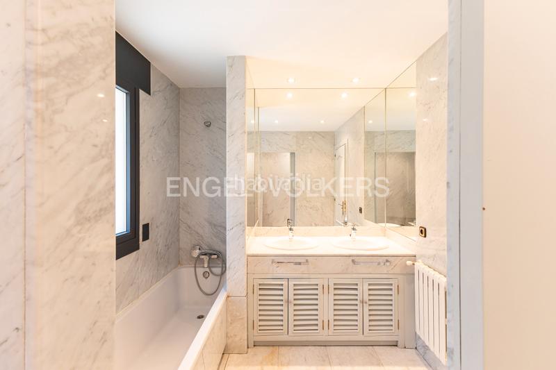 Foto b6fb90fc-f57c-4ce2-8f6b-3e4baeb30c68. Rent house with heating parking pool in urbanización La Moraleja La Moraleja