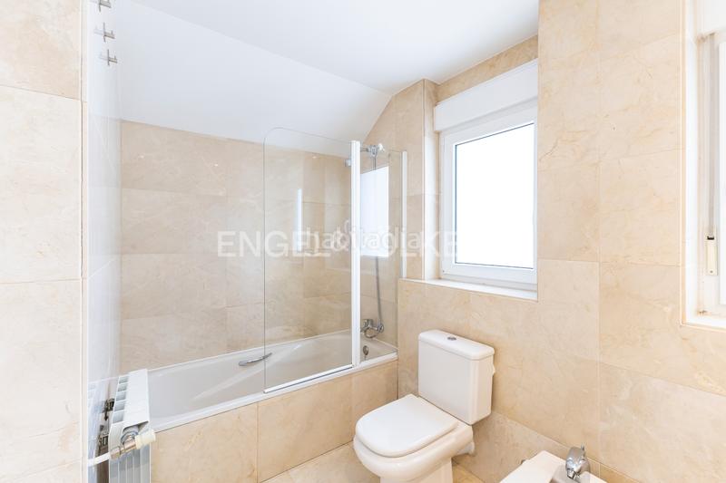 Foto 363942ba-58c7-435c-a200-33a4b7e27ff0. Casa magnífico amplio chalet adosado en Norte Pozuelo de Alarcón
