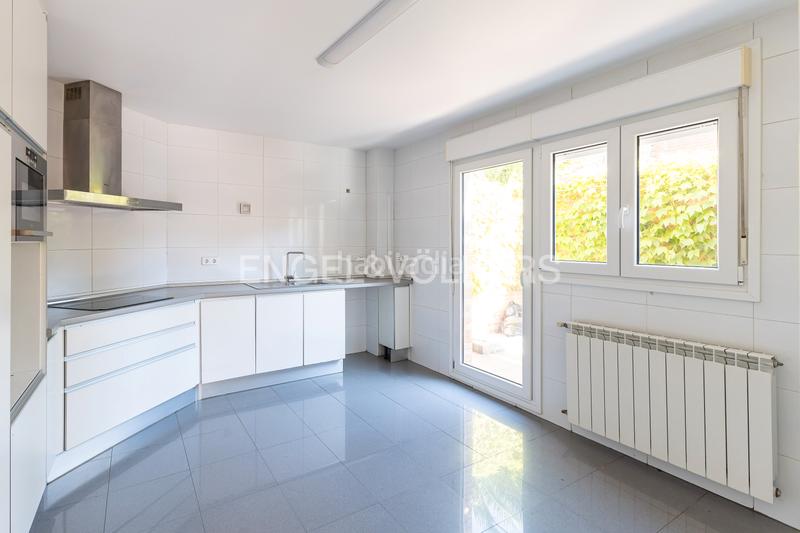Foto 8128e696-4176-4b6f-a9b3-e1c6bb16f75d. Casa magnífico amplio chalet adosado en Norte Pozuelo de Alarcón