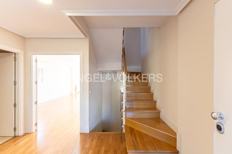 Foto b3304b76-ce76-43b1-a628-6e79c04775fe. Casa magnífico amplio chalet adosado en Norte Pozuelo de Alarcón
