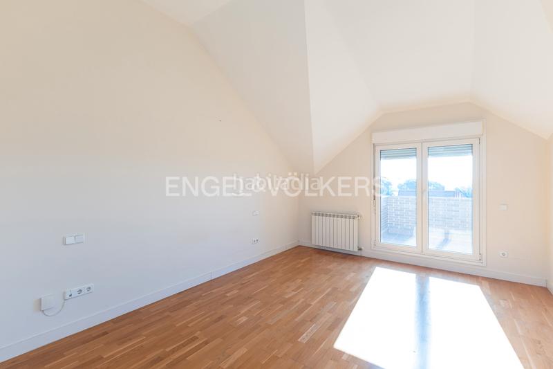 Foto f2e65e81-1703-48d7-bf38-cb838d400f96. Casa magnífico amplio chalet adosado en Norte Pozuelo de Alarcón