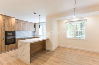 Lloguer Apartament a Guindalera. Vivienda premium con aerotermia, chimenea y acabados de diseño,