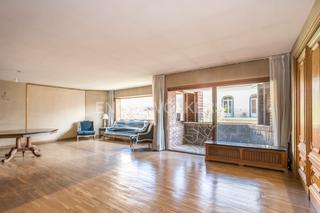 Apartamento  Calle de zurbano. Estupendo piso para reformar con garaje y piscina en almagro