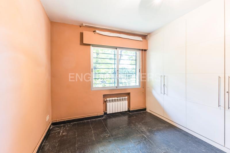Foto 5ad1b8cd-450c-47b4-8d0d-b5e9b3c9465f. Apartamento oportunidad en arturo soria encantador piso para reformar en Colina. en Madrid