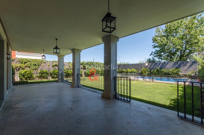 Foto 0b255dce-c91c-48a2-a1d6-d7b97c8952cc. Rent semi detached house with heating parking pool in Madrid