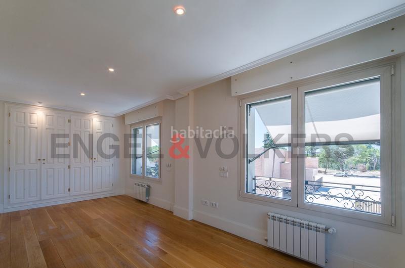 Foto 568a2d31-5611-40b2-9276-981351d94a9f. Rent semi detached house with heating parking pool in Madrid