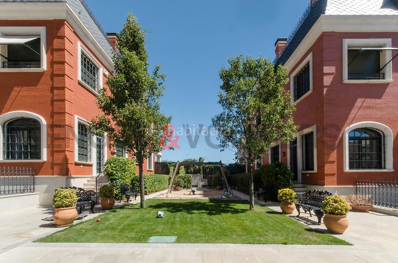Foto 5d7dde51-0fd7-445f-a3e9-9bc096898a3b. Rent semi detached house with heating parking pool in Madrid