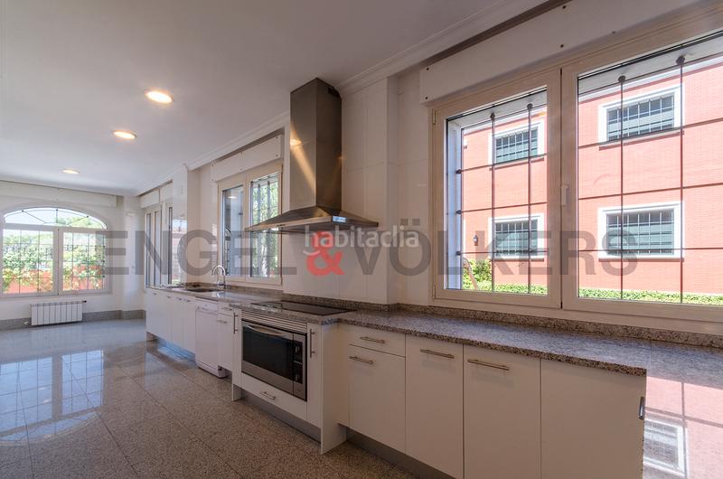 Foto 662ea8ef-b0a4-4d85-93c3-960cc4d60a5a. Rent semi detached house with heating parking pool in Madrid