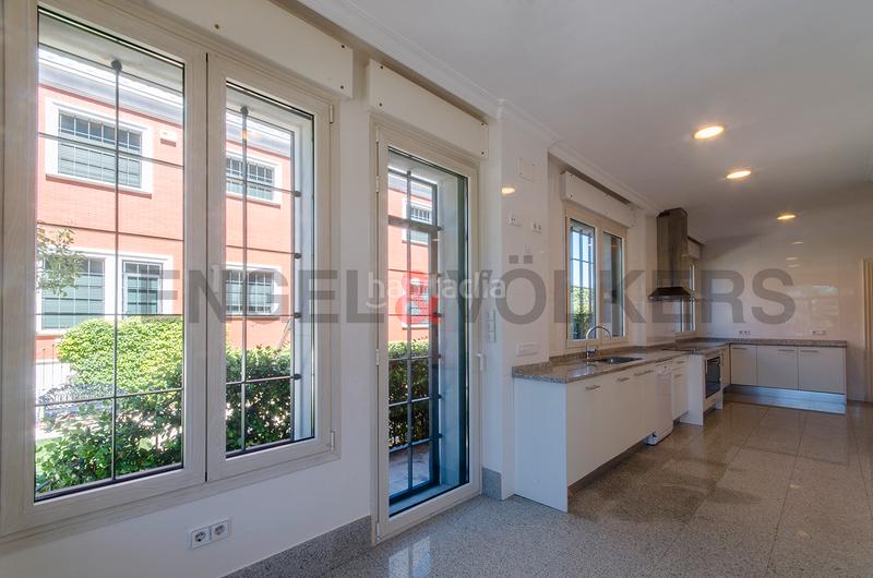 Foto 8c458f92-0bff-4e45-a2ff-b02479dee1e5. Rent semi detached house with heating parking pool in Madrid