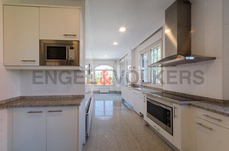 Foto 8e63ce2c-8a1b-4ef4-8cd6-1ce41e07e7be. Rent semi detached house with heating parking pool in Madrid