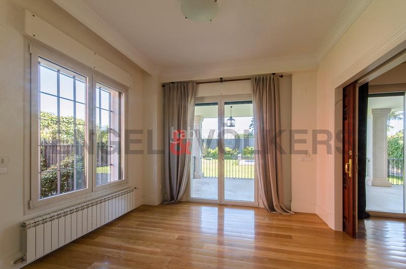 Foto 9c7e7246-f825-4b3a-bcf8-8603174ec444. Rent semi detached house with heating parking pool in Madrid