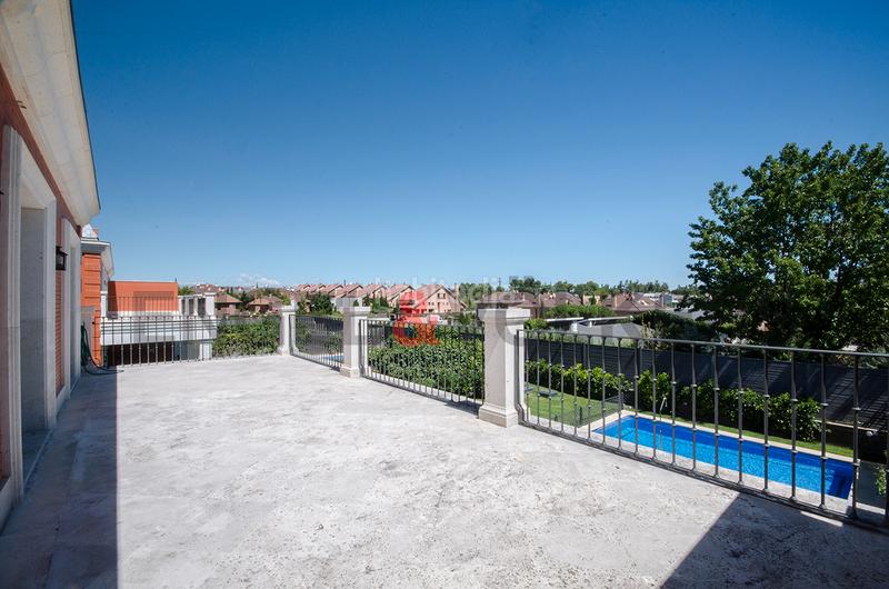 Foto 9f42b828-d730-4654-a9f6-2d1fd10b626b. Rent semi detached house with heating parking pool in Madrid