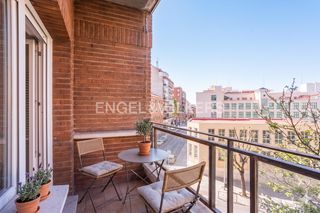 Appartement à Pacífico. Apartamento reformado de 149 m con 3 dormitorios, balcón sur, as