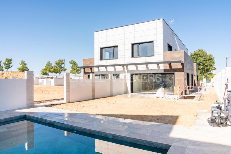 Foto 30486a3c-869a-4a3e-b133-e2e2e96a3eb5. Casa adossada amb calefacció aparcament piscina a Boadilla del Monte