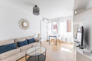 Apartamento  Calle ferrer del rio. Luminosa vivienda situada en ferrer del río, una de las calles m