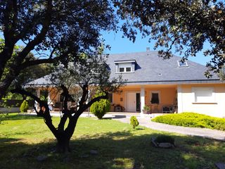 House in Centro-Manguilla. Vivienda independiente con jardín en el escorial.