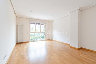 Rent Apartment in Legazpi. Piso luminoso con garaje, en urbanización familiar con piscina