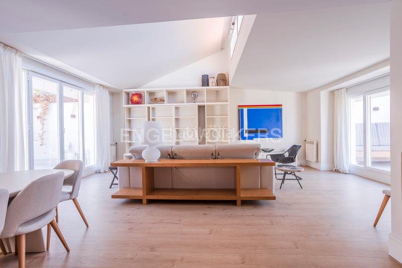 Foto 09bfe878-774b-4865-bde4-130e5f661eb8. Ático luminoso ático dúplex con garaje en los Jerónimos en Madrid