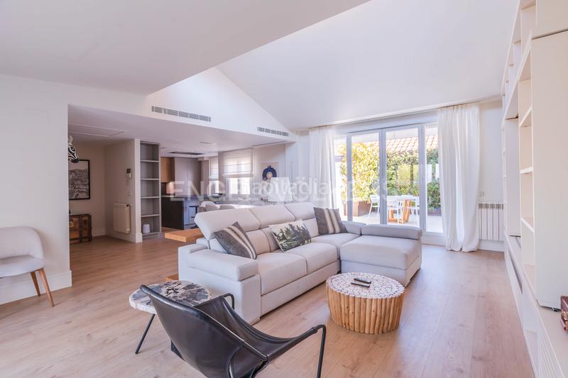 Foto 272bef4f-a6e2-46ea-90b6-058903b7c2b1. Ático luminoso ático dúplex con garaje en los Jerónimos en Madrid