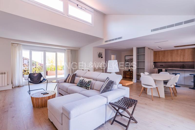 Foto 29b4a03f-6c4b-49d7-8dd7-6108856a3bc9. Ático luminoso ático dúplex con garaje en los Jerónimos en Madrid