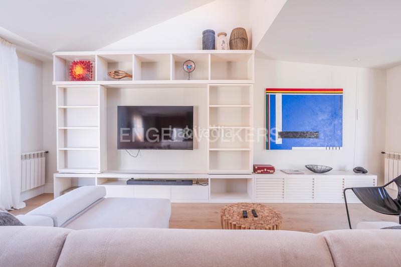 Foto 2e0766de-9a8f-47ed-a4a1-36bcb70abe59. Ático luminoso ático dúplex con garaje en los Jerónimos en Madrid