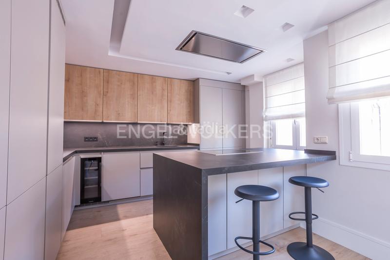 Foto 2ec92256-c33f-47c5-a4d2-5d21857aba96. Ático luminoso ático dúplex con garaje en los Jerónimos en Madrid